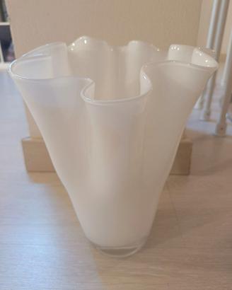 Vaso a fazzoletto in vetro bianco opalino