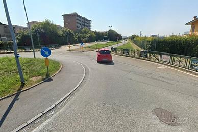 Strada gerbido semi indipendente con giardino