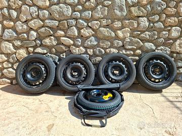 SET PNEUMATICI ESTIVI LETI DI CERCHIONI + RUOTINO