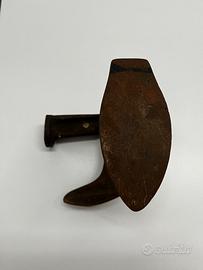 Incudine andica da calzolaio con attrezzi