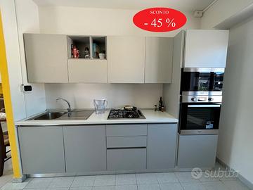 Cucina con Gola e Colonna Forno e Microonde