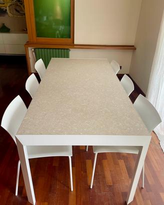 Tavolo completo di sedie