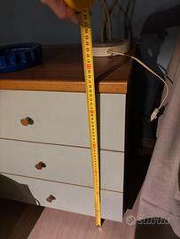 Comodino con 3 cassetti e rotelle verde chiaro