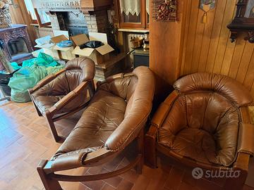 Divano e poltrone in cuoio e legno