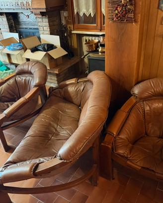 Divano e poltrone in cuoio e legno