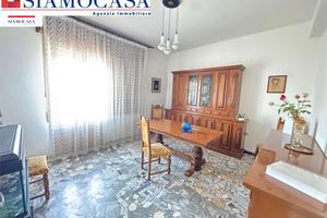 Appartamento con cucina, soggiorno e 4 camere