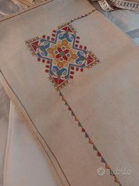 Tovaglia vintage in lino anni 50 ricamata a mano