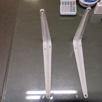 due supporti per mensole in metallo verniciato 