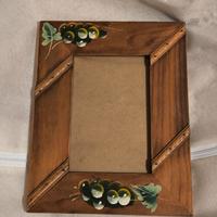 Cornice vintage con uva e foglie dipinte a mano