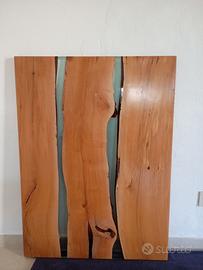 Tavolino legno di pero e resina epossidica.