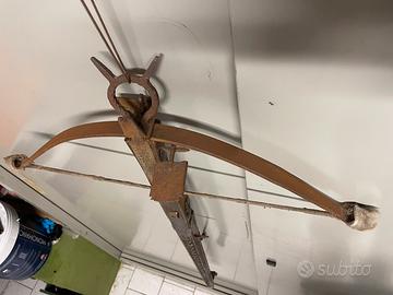 Balestra medioevale in ferro battuto e legno