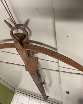 Balestra medioevale in ferro battuto e legno