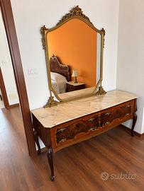 Elegante comò classico in legno con piano in marmo