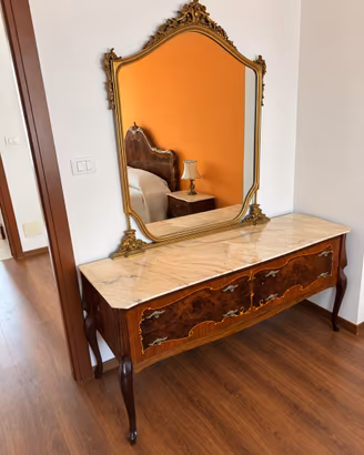 Elegante comò classico in legno con piano in marmo