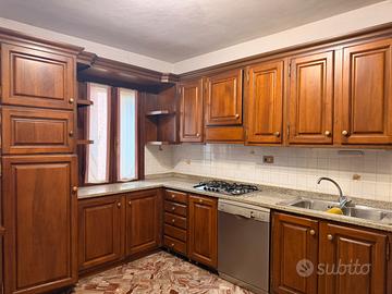 Cucina in legno massiccio