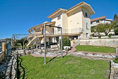 Villa con ampio cortile