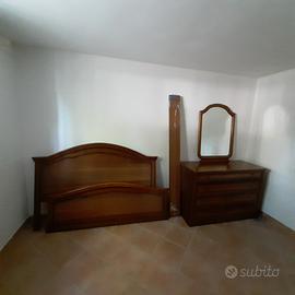 Letto matrimoniale e comó con specchiera