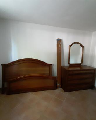 Letto matrimoniale e comó con specchiera