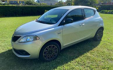 Lancia Ypsilon 1.2 69 CV S&S Gold (neopatentati)