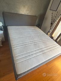 letto matrimoniale color grigio