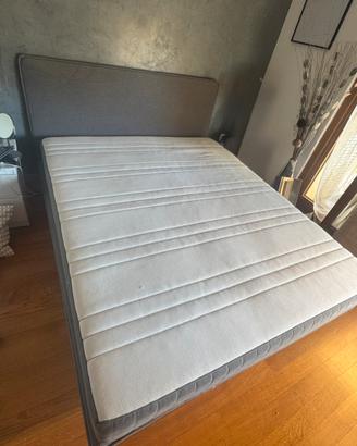letto matrimoniale color grigio