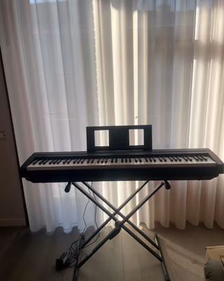 Pianola  yamaha con supporto