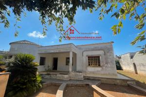 Grande abitazione con giardino circostante