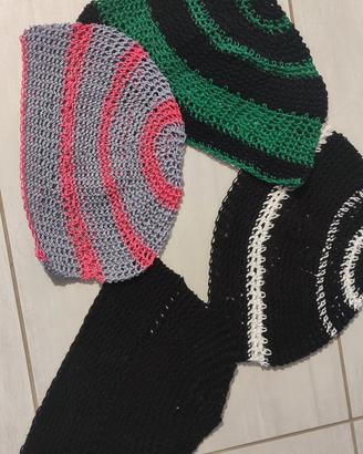 4 cappelli creati a mano con cotone