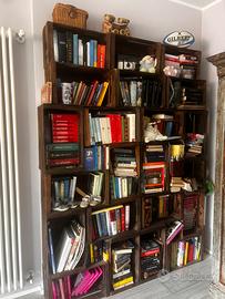 Libreria con cassette frutta