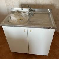 lavello in acciaio con miscelatore e mobile