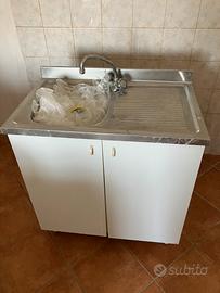 lavello in acciaio con miscelatore e mobile