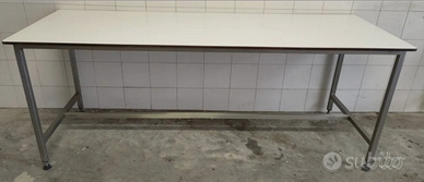 Tavolo in acciaio con base in formica bianca