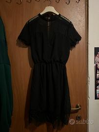 Vestito nero con pizzo a maniche corte