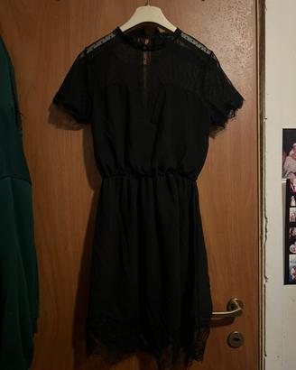 Vestito nero con pizzo a maniche corte