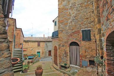 Trequanda (SI), Loc. Petroio, terratetto in stile