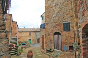 Trequanda (SI), Loc. Petroio, terratetto in stile