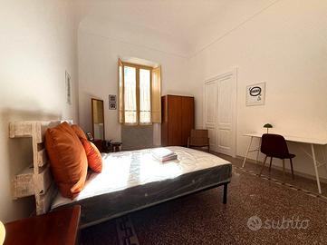 Via Manno - Stanze arredate in ampio appartamento