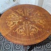 Tavolo in legno intarsiato