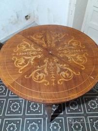 Tavolo in legno intarsiato