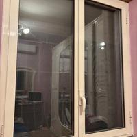 finestra in alluminio e grata in ferro