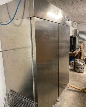 Freezer e forno con piano cottura