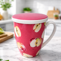 Tazza in ceramica rosa con decorazione mele