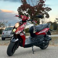 SYM CROX 50 (una plastica mancante)