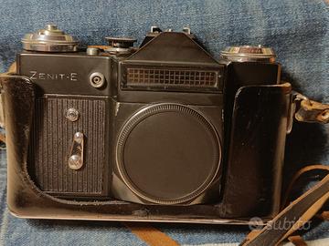 Macchina fotografica analogica zenit e solo corpo 