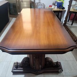 Tavolo in noce massello con base scolpita