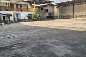 Deposito con appartamenti / ufficio