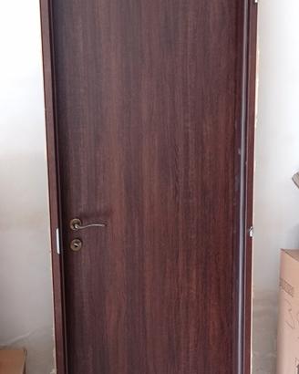Porta in noce scuro