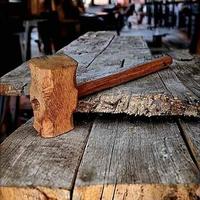 Antico martello in legno artigianale