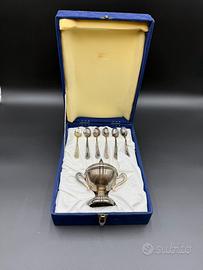 Set da gelato, cucchiaini e coppa argentati.