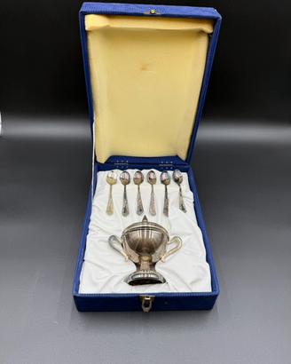 Set da gelato, cucchiaini e coppa argentati.